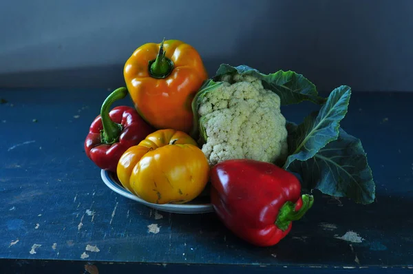 桌上放上新鲜成熟蔬菜和香草 — 图库照片