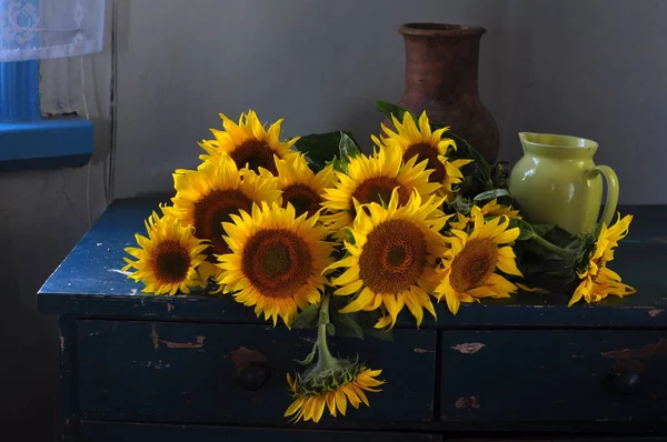 Sonnenblumenblüten Vase Auf Dem Tisch — Stockfoto