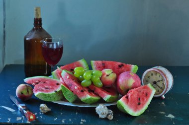 Ahşap bir masada kırmızı ve mor şarap.