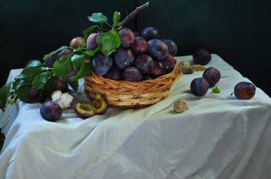 Koyu arkaplanda sepetteki taze erikler.