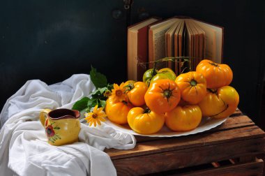 Tahta bir masanın üzerindeki kutuda olgun kırmızı ve siyah meyveler var. Cadılar Bayramı.