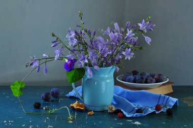 mavi arka planda yaban mersini ve ahududu