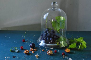 Bir bardak taze böğürtlen ve kasede böğürtlen. sağlıklı yaşam tarzı kavramı