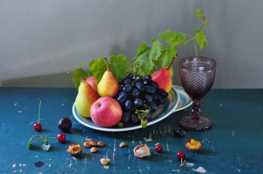 Üzümlerle, elmalarla, armutlarla, eriklerle ve böğürtlenlerle dolu bir hayat.