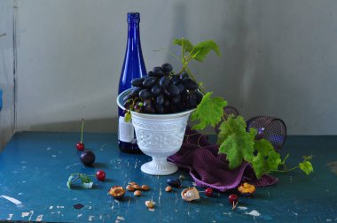 Olgun yaban mersini ve yapraklarla dolu bir hayat