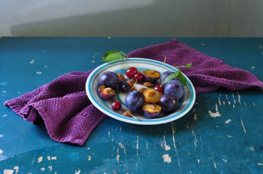 Mavi eriklere, ahşap bir arka plana, sağlıklı yaşam tarzına, diyete ve vejetaryen konseptine yakından bakın..