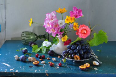 Bir demet üzüm ve bir buket çiçekle sakin bir hayat