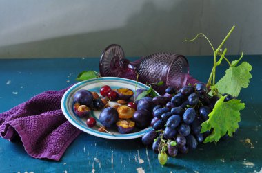 Mavi arka planda sepetteki taze erikler