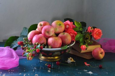 Taze meyve ve sebzeler gri ahşap masada sepette.