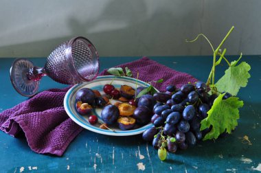 Mavi ahşap arka planda taze ve lezzetli yaban mersinleri.