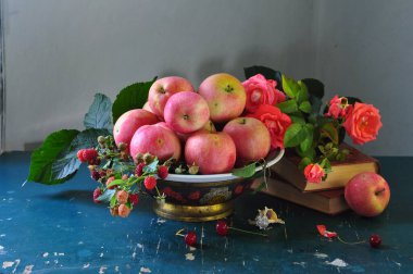 Taze kırmızı ve yeşil elmalar sepetin içinde koyu bir arka planda. sağlıklı beslenme konsepti, seçici odaklanma