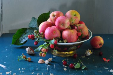 Sonbahar durgun hayat, taze şeftaliler, kayısılar