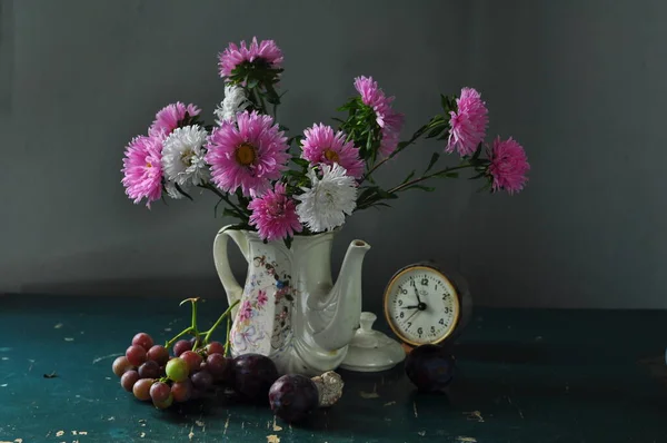 Stillleben Mit Einem Blumenstrauß Und Einer Vase Rosa Pfingstrosen Auf — Stockfoto