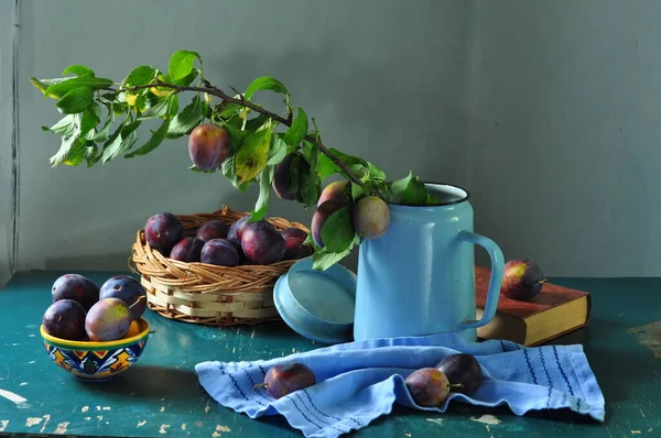 Ripe Plums Basket Wooden Background — Stock Photo, Image