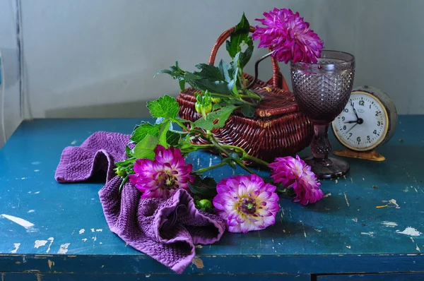 Blumenstrauß Und Eine Vase Mit Getrockneten Rosen Auf Einem Hölzernen — Stockfoto
