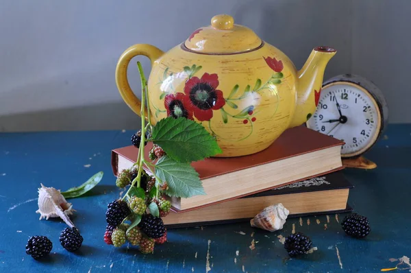 Çiçek ve böğürtlenli çay