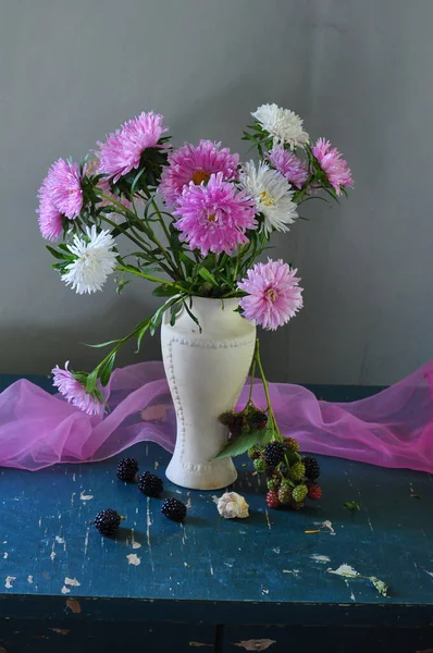 Schöner Strauß Blumen Und Beeren Auf Dunklem Hintergrund — Stockfoto