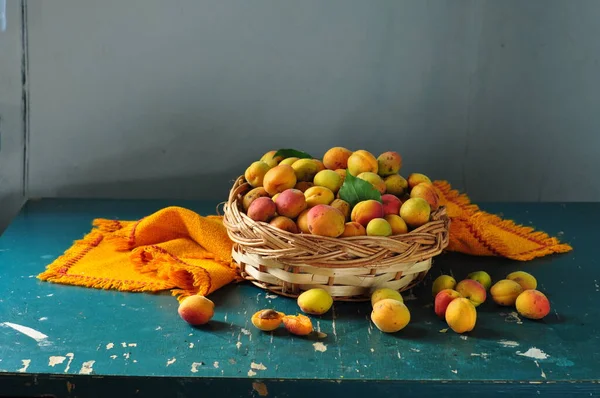 Apricots Basket Wooden Background — Stock Photo, Image