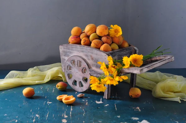 Frisches Obst Und Gemüse Auf Einem Hölzernen Hintergrund — Stockfoto