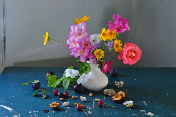 Beyaz Arka Planda Böğürtlen Çiçekler — Stok fotoğraf