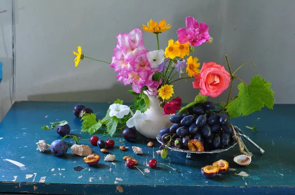 Güzel bir buket yaban mersini ve çiçekli üzümler