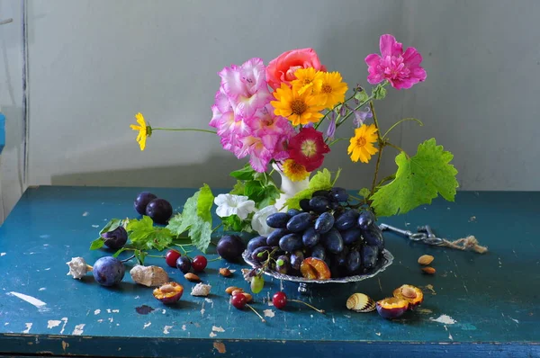 Frische Früchte Trauben Brombeeren Und Blumen — Stockfoto