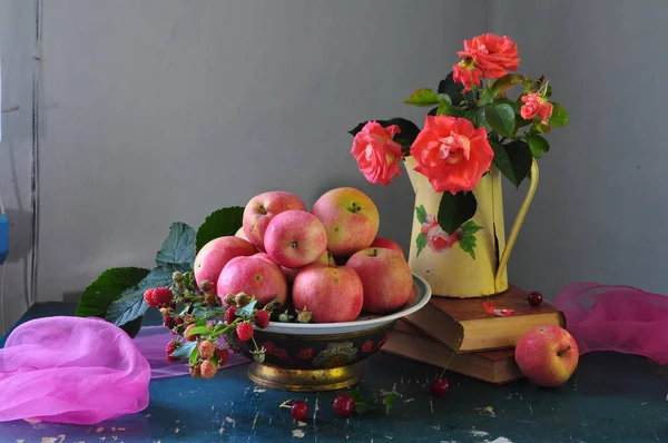 Bodegón Con Manzanas Peras Sobre Fondo Oscuro — Foto de Stock