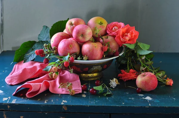 Frisches Obst Und Gemüse Rote Rosen Äpfel — Stockfoto