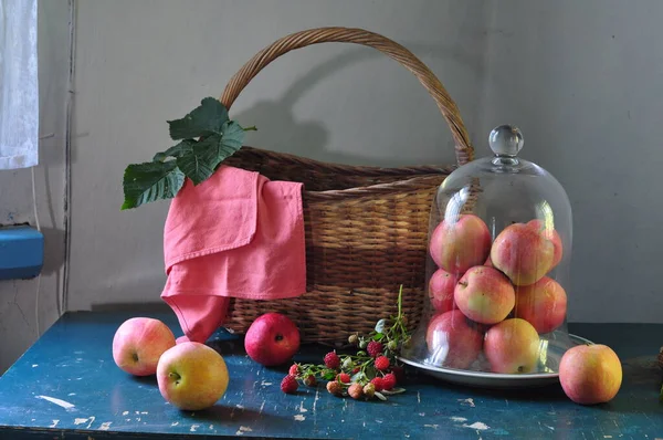 Stillleben Mit Reifen Pfirsichen Und Äpfeln Auf Einem Holztisch — Stockfoto