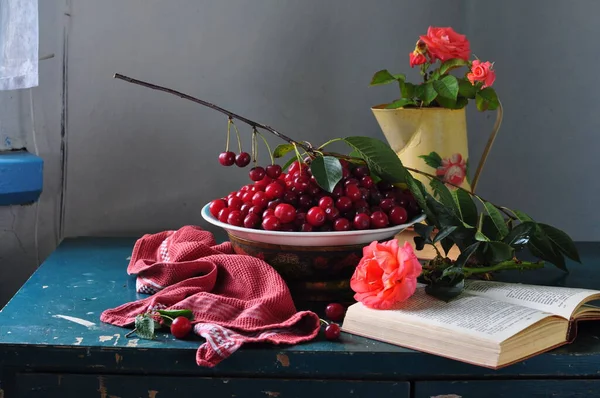 Cam Bir Vazoda Kırmızı Güller Üzerinde Bir Demet Çiçeğin Olduğu — Stok fotoğraf