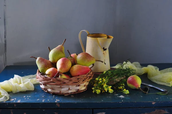 Vida Tranquila Com Pêras Cesto Uvas Maçã Pêssegos Maçãs Frutas — Fotografia de Stock