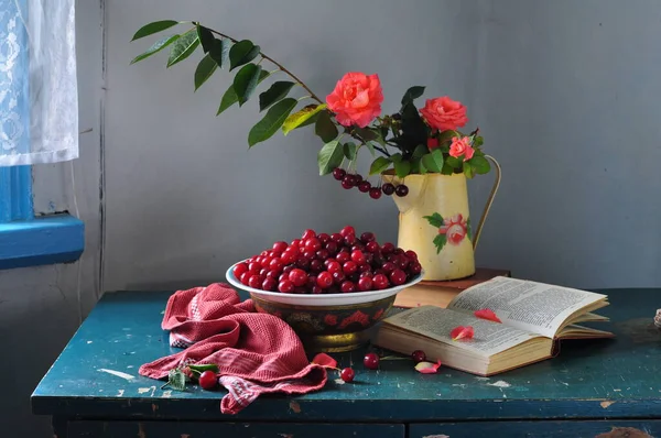 红色浆果 灰色混凝土背景静止不动的生活 — 图库照片