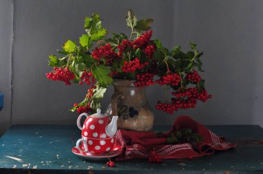 Hayat kırmızı böğürtlenler ve bir buket çiçeklerle dolu