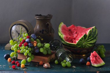 Tahta bir masada meyveler ve böğürtlenlerle hayat