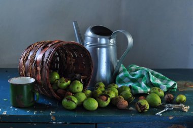 yeşil elma, armut ve fındıklı sürahi.