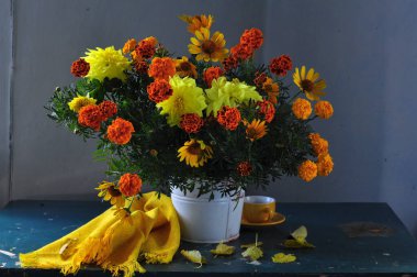 Durgun bir hayat, güzel bir sonbahar buketi sarı ayçiçekleri ve penceredeki kır çiçekleri.
