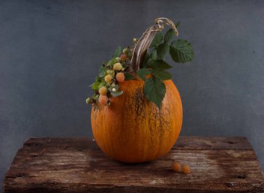 Sonbahar yaprakları ahşap bir arka planda bir masanın üzerinde.
