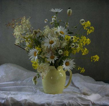 Koyu arkaplanda bir buket çiçek.