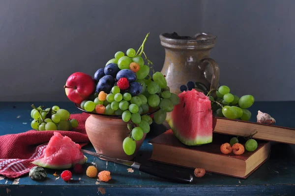 Stilleven Met Druiven Vruchten Bessen Een Donkere Achtergrond — Stockfoto