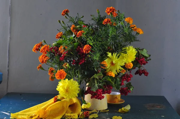 Tahta Masadaki Saksıda Güzel Bir Çiçek — Stok fotoğraf