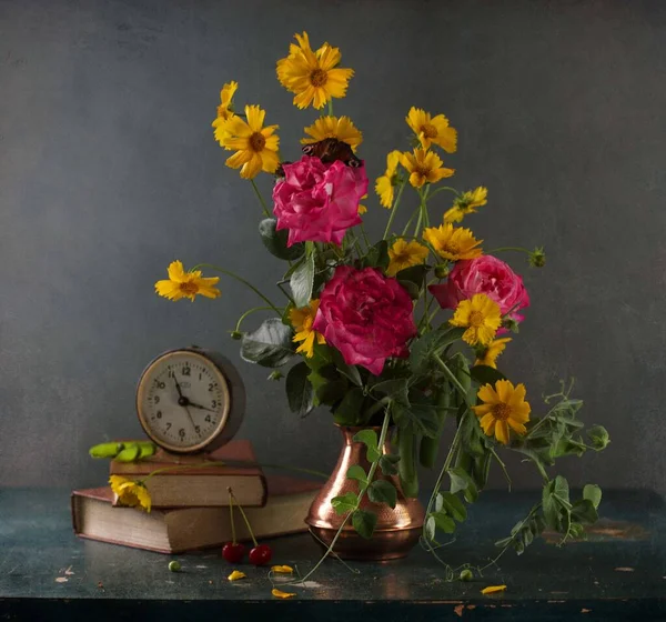Ahşap Masa Üzerinde Çiçekli Natürmort — Stok fotoğraf