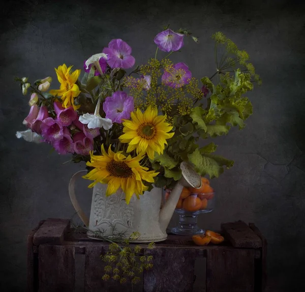 Vazodaki Güzel Çiçekler Siyah Arka Plandaki Tahta Sürahide — Stok fotoğraf