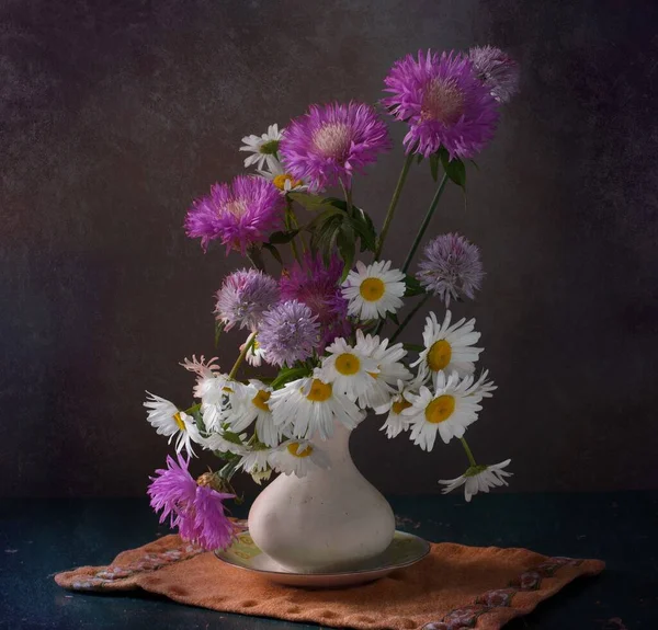 Bir Buket Kır Çiçeği Vazo Çiçek Kasımpatı Ile Natürmort Yaşam — Stok fotoğraf