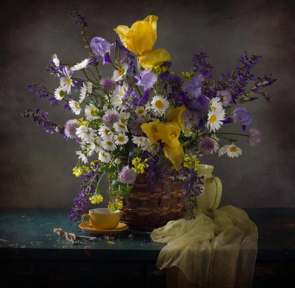 Bir Buket Çiçek Bir Vazo Papatyayla Durgun Bir Hayat — Stok fotoğraf
