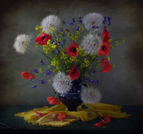 ตอย วยช อดอกไม และดอกก หลาบส แดงและส ขาว — ภาพถ่ายสต็อก