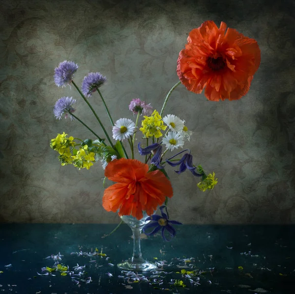 Vackra Blommor Vas Mörk Bakgrund — Stockfoto