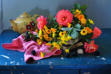 Ahşap bir arka planda vazoda güzel çiçekler