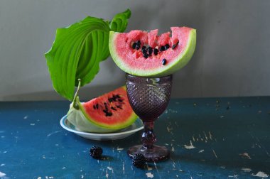 Koyu arkaplanda taze kırmızı karpuz. seçici odak.