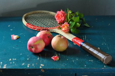 Tahta arka planda kırmızı elma ve limon