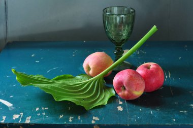 Tahta bir masada taze yeşil elma ve üzümler